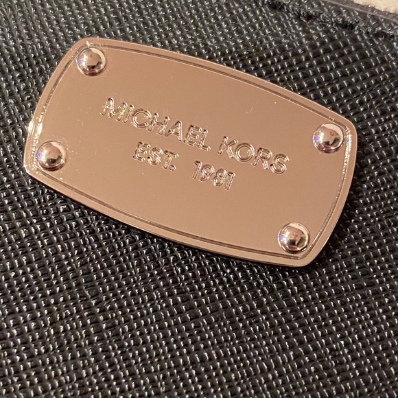 Michael Kors Wristlet (BNWT) - Picture 2 of 4